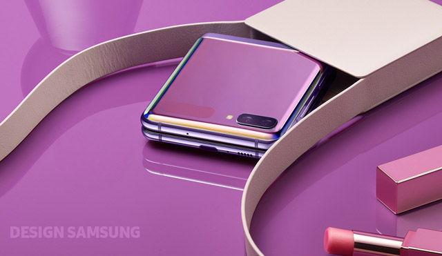 Samsung Galaxy Z Flip - zmieści się nawet w niewielkiej torebce