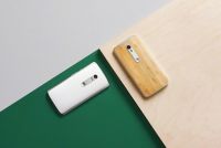 Smartfon Motorola Moto X Play - ty w kolorze biaym i drewnianym